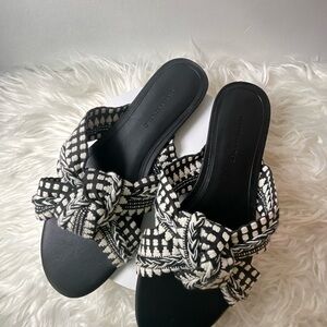 Banana Republic Black and White Knotted Flats